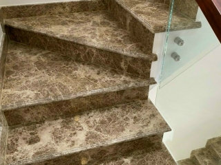 Cẩm nang chọn đá ốp cầu thang cho công trình