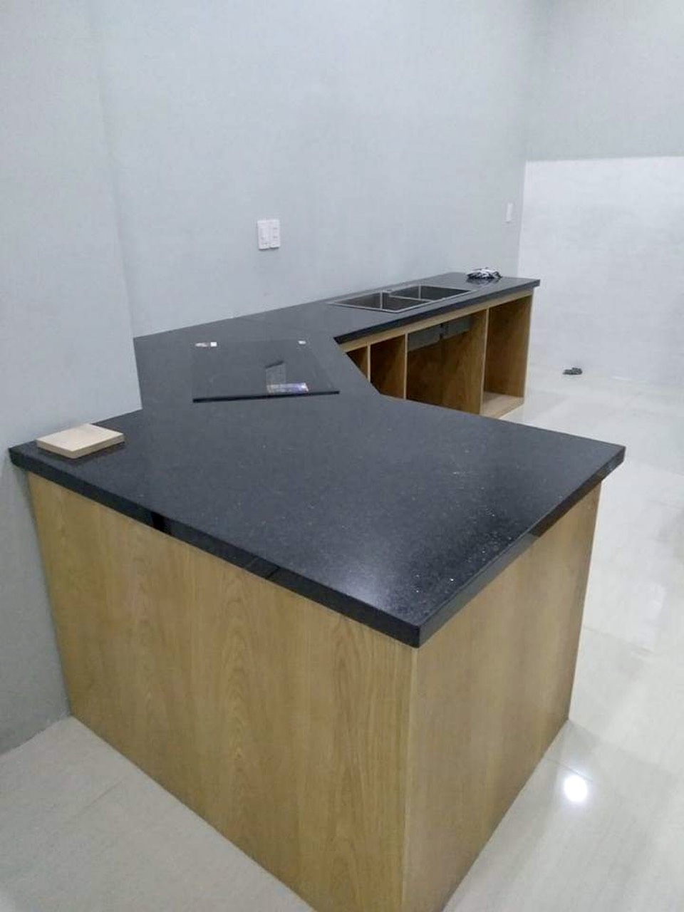 thi công mặt bếp đá hoa cương