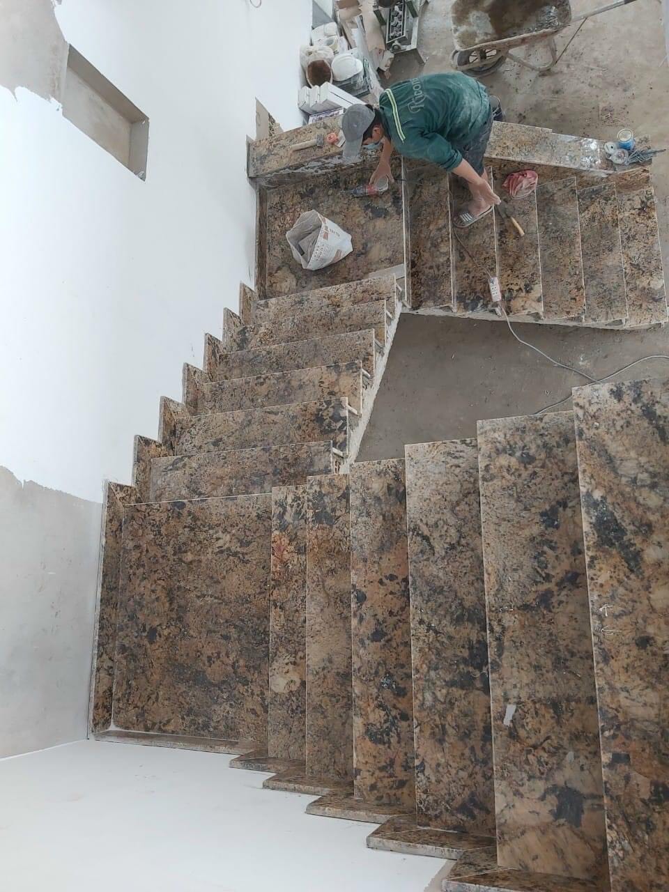 giá thi công đá hoa cương cầu thang