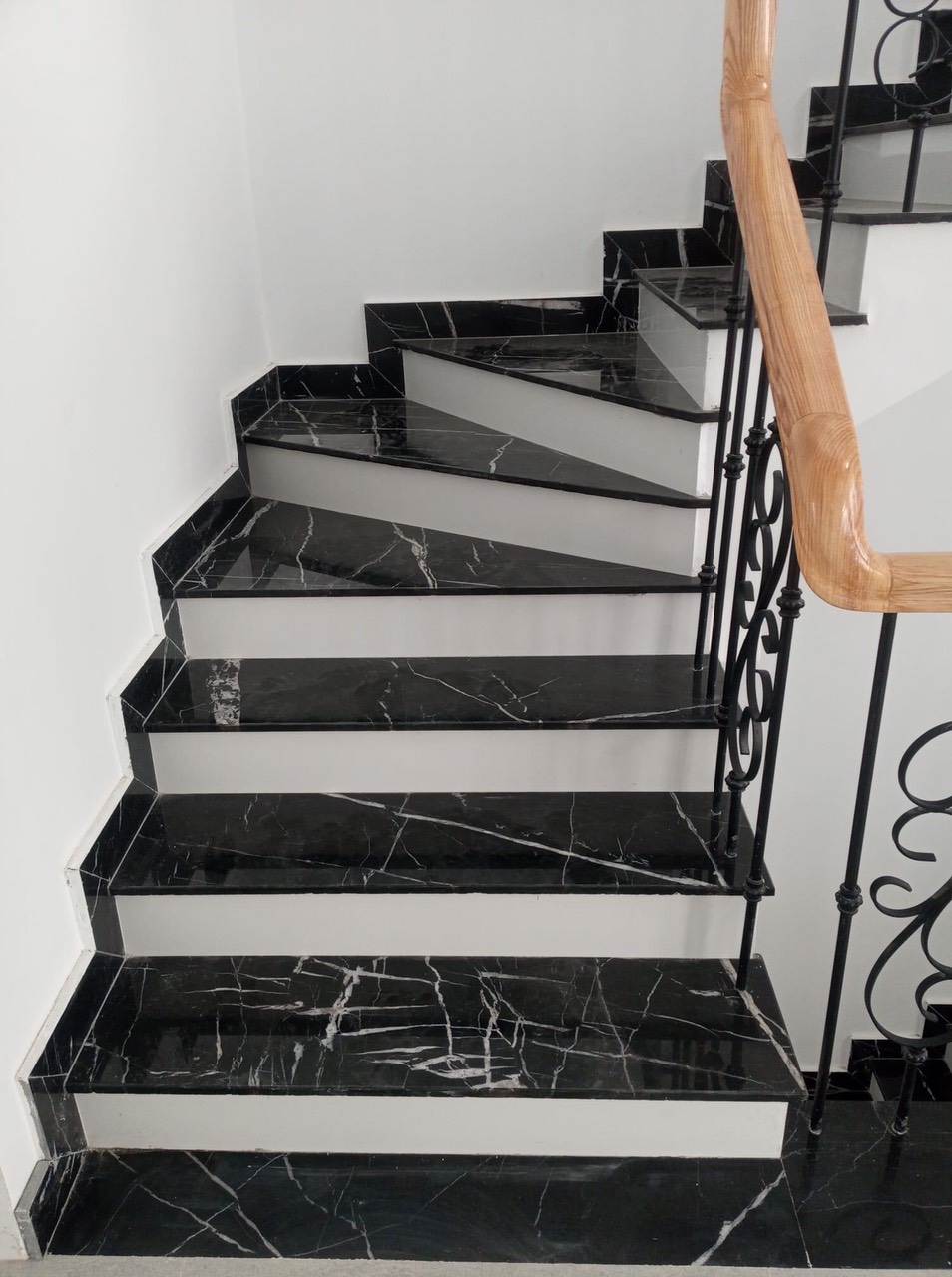 thi công cầu thang đá hoa cương